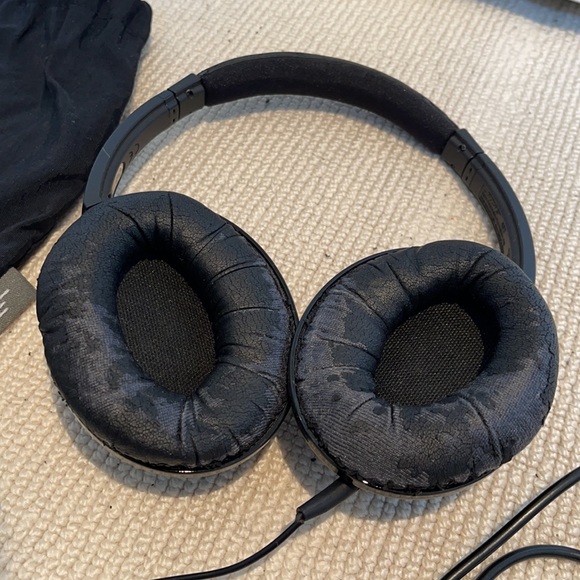Boss Bluetooth noise cancelling headphones - Picture 2 of 3